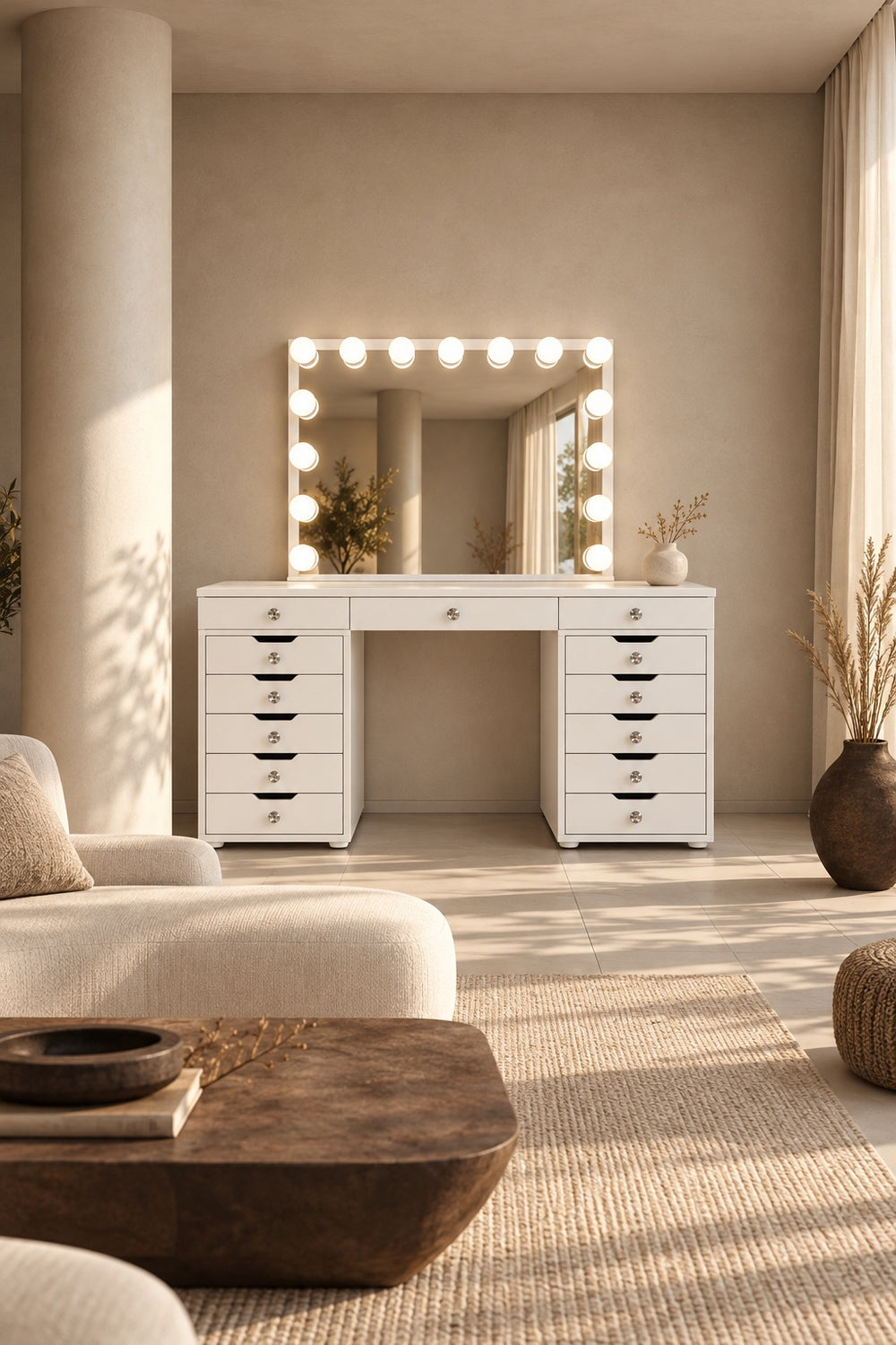 Coiffeuse Diamond blanche dans un salon lumineux, miroir Hollywood allumé
