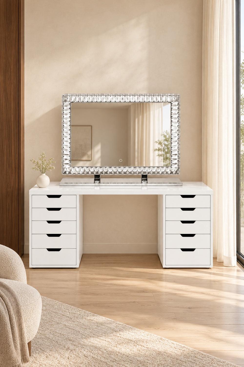 Coiffeuse Classy-Chic blanche dans une chambre lumineuse, miroir Crystal