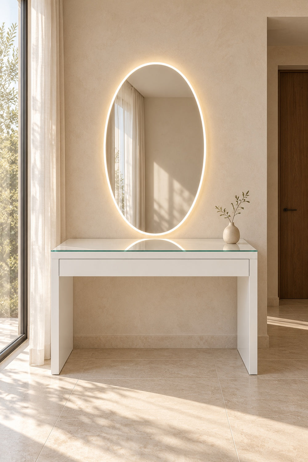 Coiffeuse Grace blanche dans une pièce lumineuse, miroir ovale rétroéclairé