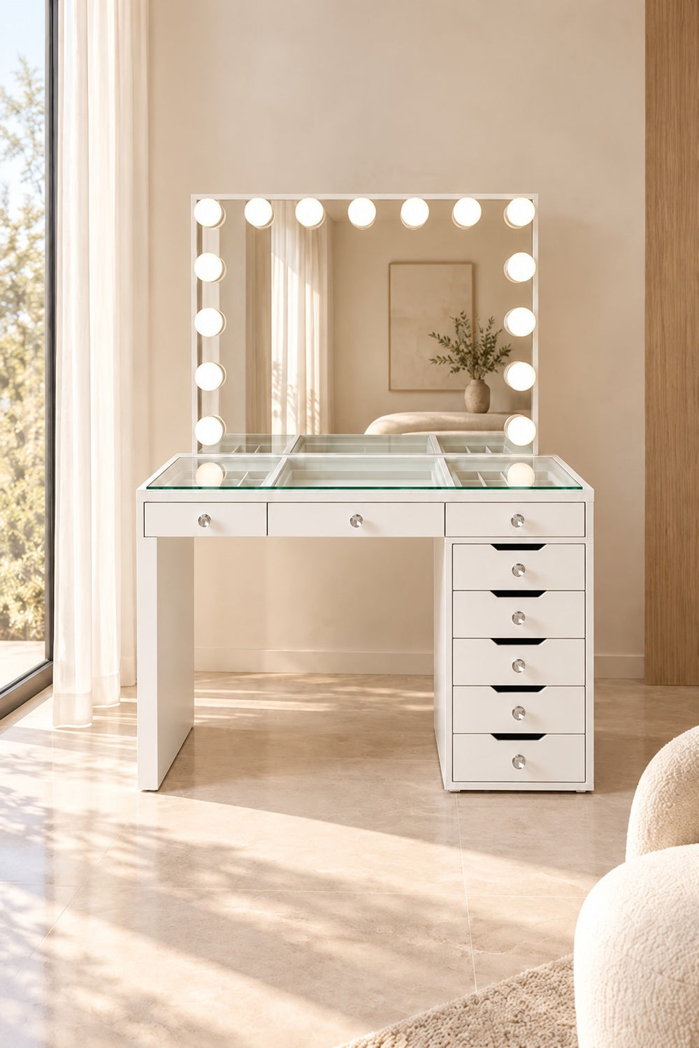 Coiffeuse Mini Diamond blanche à miroir lumineux dans une chambre baignée de soleil