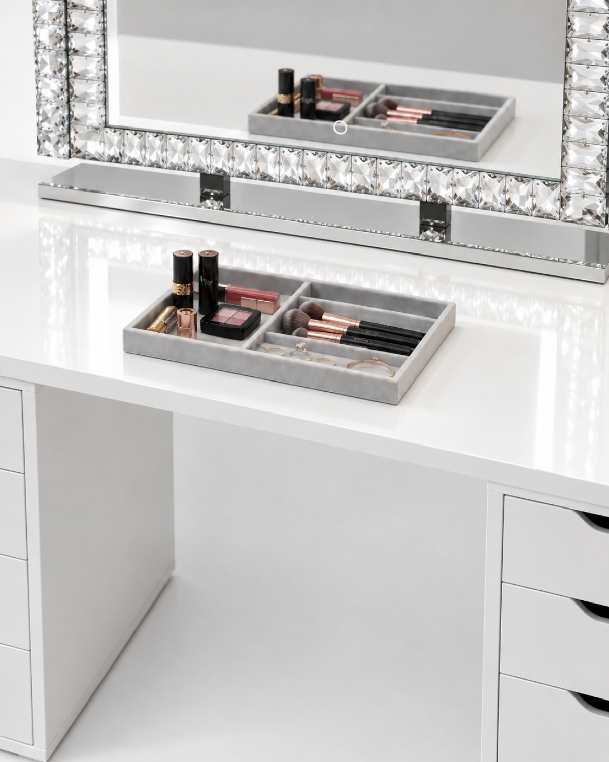 Détail du plateau de la coiffeuse Classy-Chic et du pied du miroir Crystal