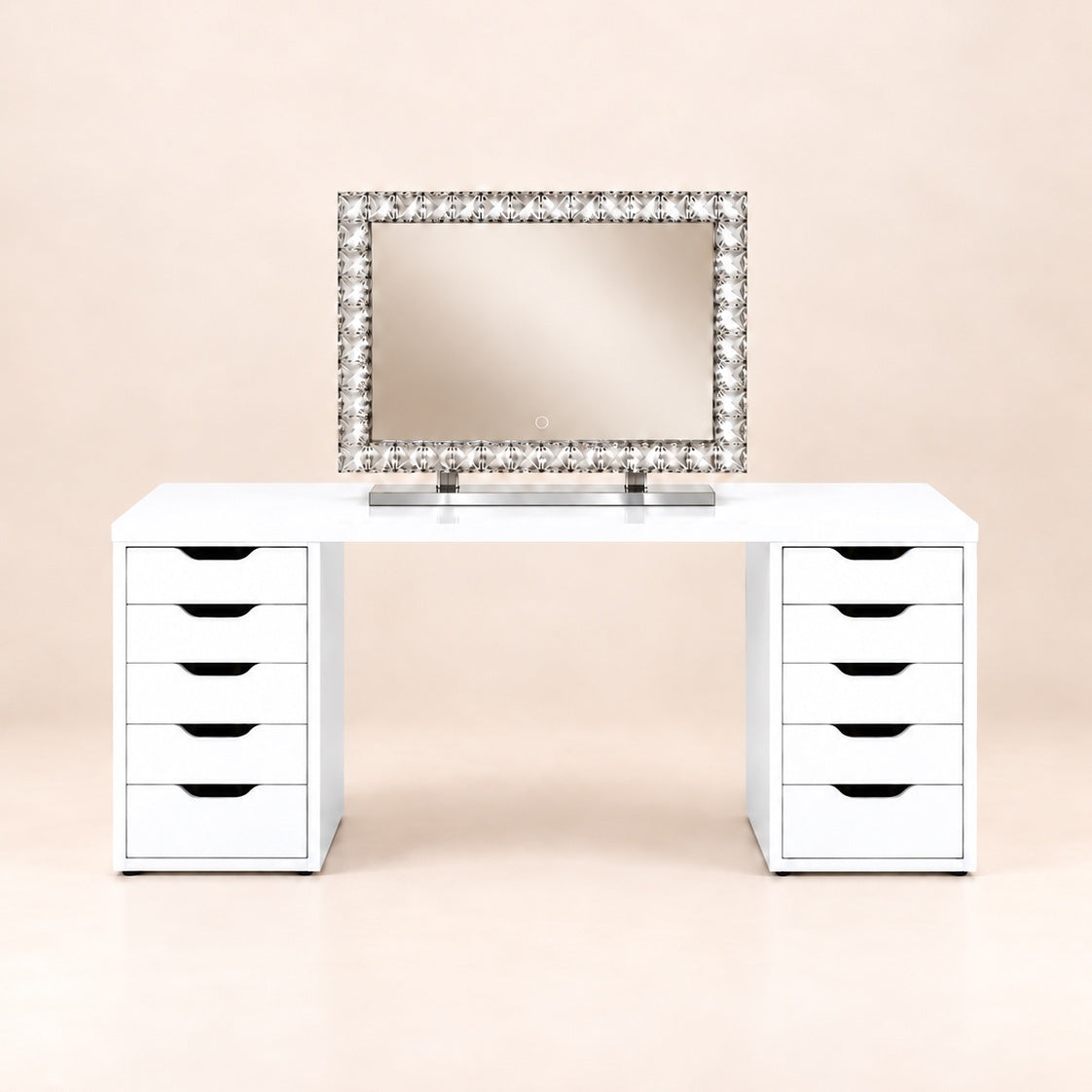 Coiffeuse Classy-Chic blanche, miroir Crystal et 10 tiroirs, sur fond rose pâle