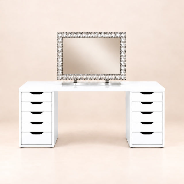 Coiffeuse Classy-Chic blanche, miroir Crystal et 10 tiroirs, sur fond rose pâle