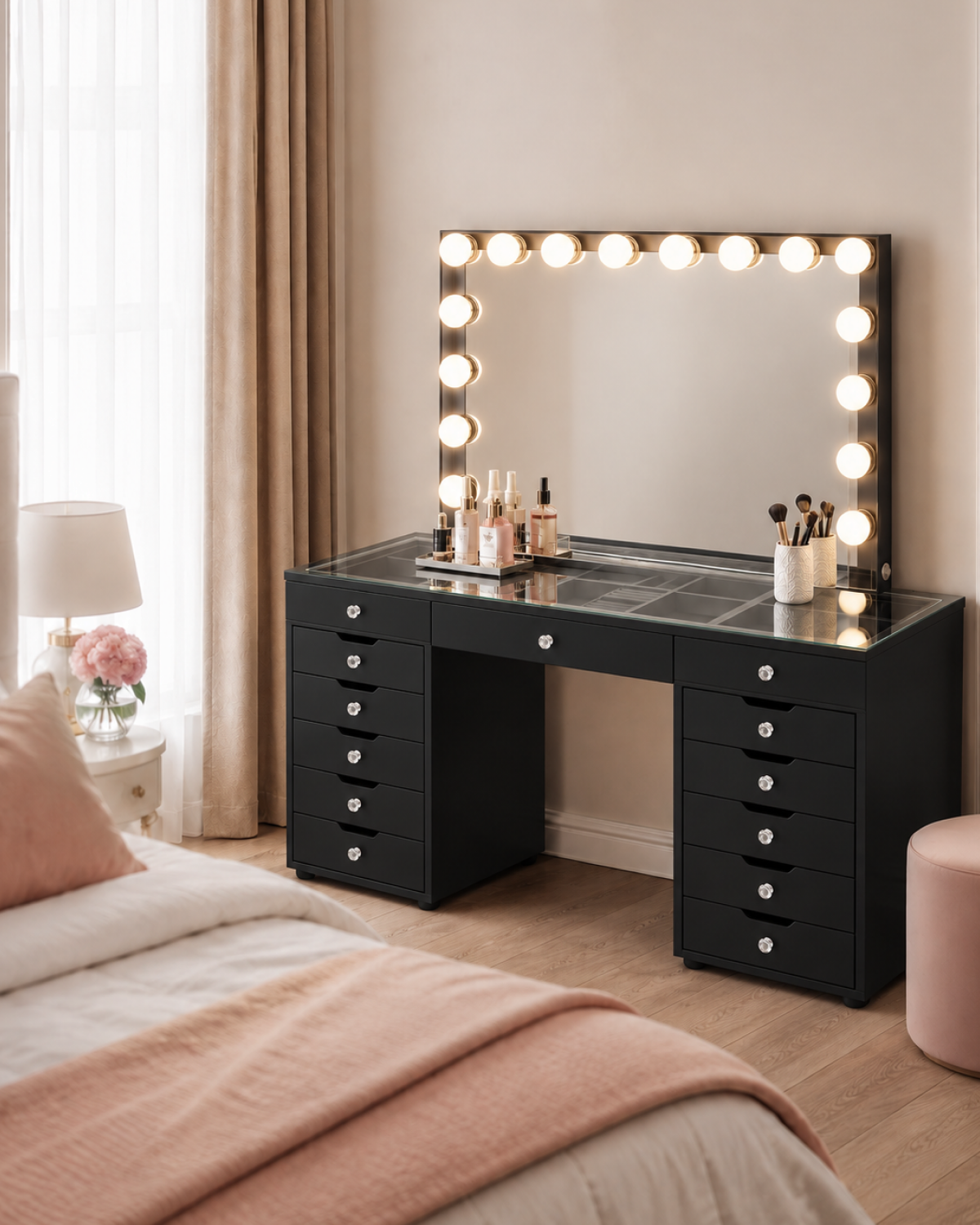 Coiffeuse Diamond noire installée dans une chambre, miroir Hollywood allumé