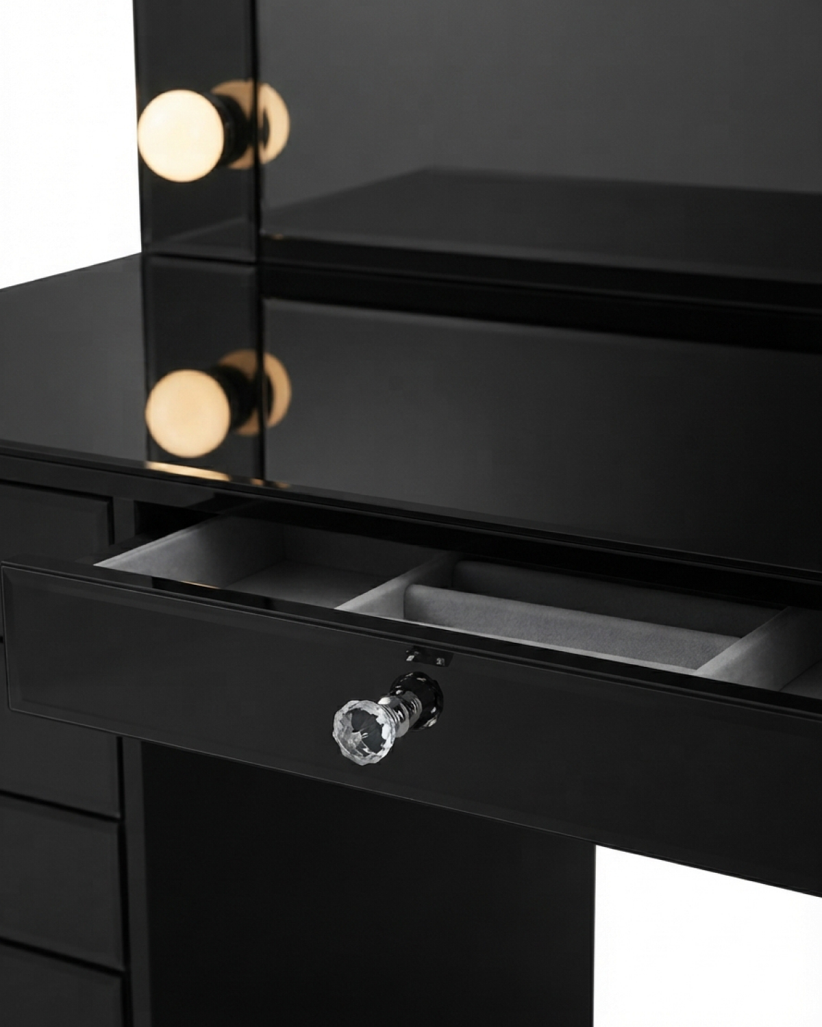 Détail de la coiffeuse Diamond noire : tiroir ouvert à compartiments et poignée cristal