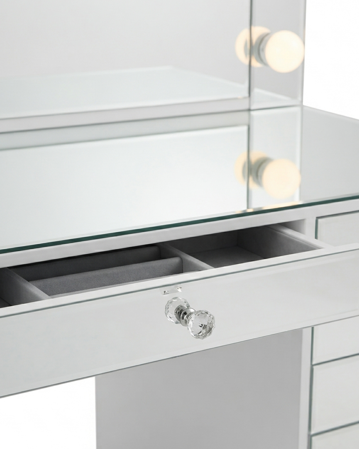 Détail de la coiffeuse Mini Diamond blanche : tiroir ouvert sous la vitre et poignée cristal