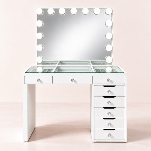 Coiffeuse Mini Diamond blanche, miroir Hollywood allumé et plateau vitré, sur fond rose pâle
