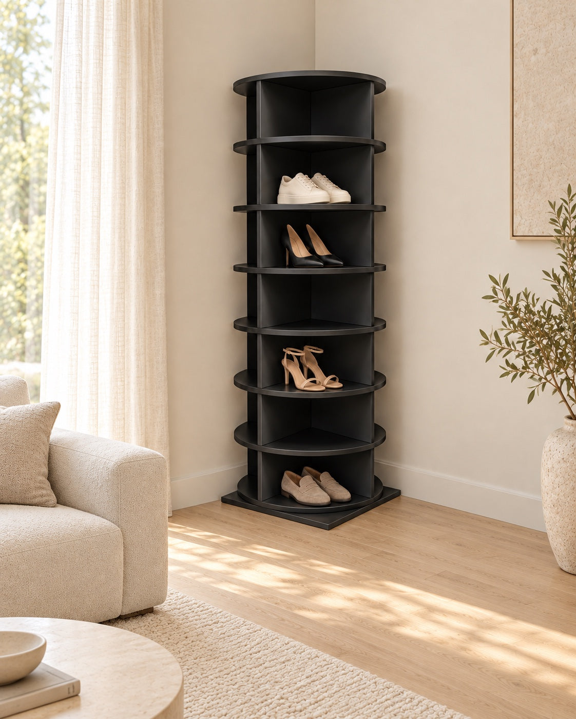 Étagère rotative à chaussures noire dans l'angle d'un salon, garnie de chaussures