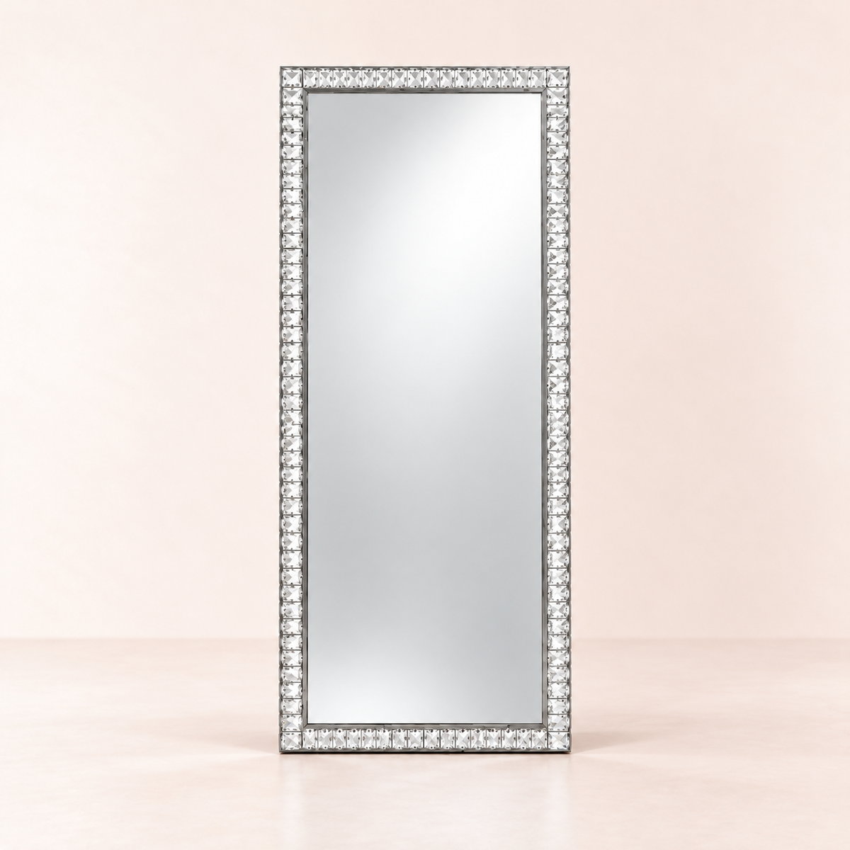 Grand miroir Cristalline, cadre en cristaux taillés, sur fond rose pâle