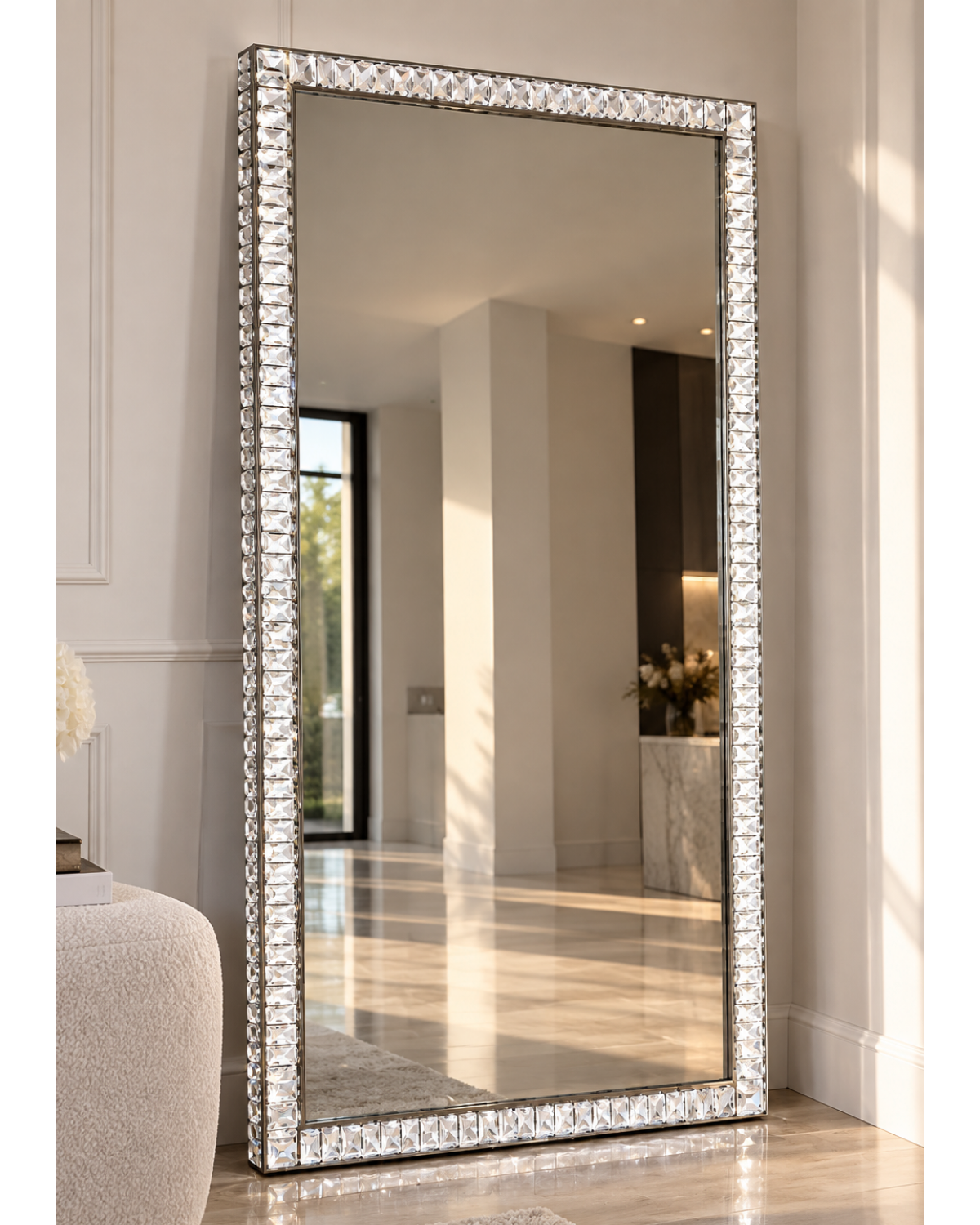 Grand miroir Cristalline posé au sol dans un intérieur lumineux