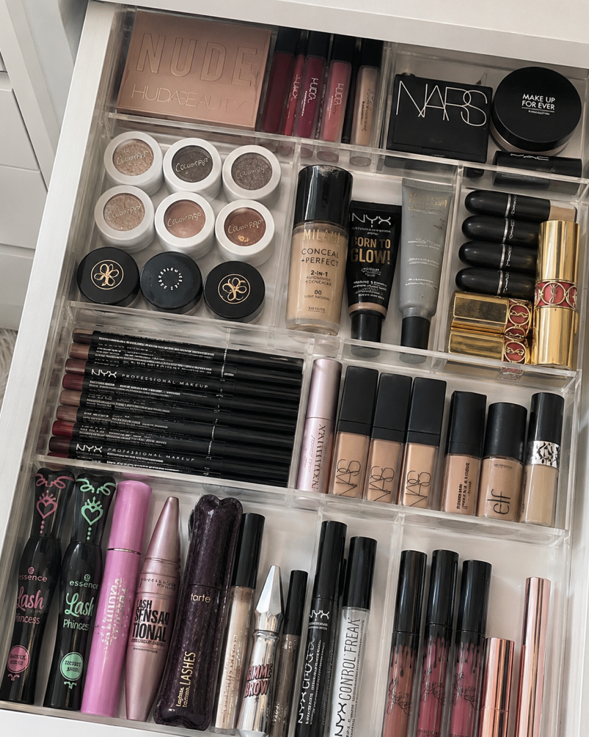 Plateau makeup sur mesure rempli de maquillage dans un tiroir de coiffeuse